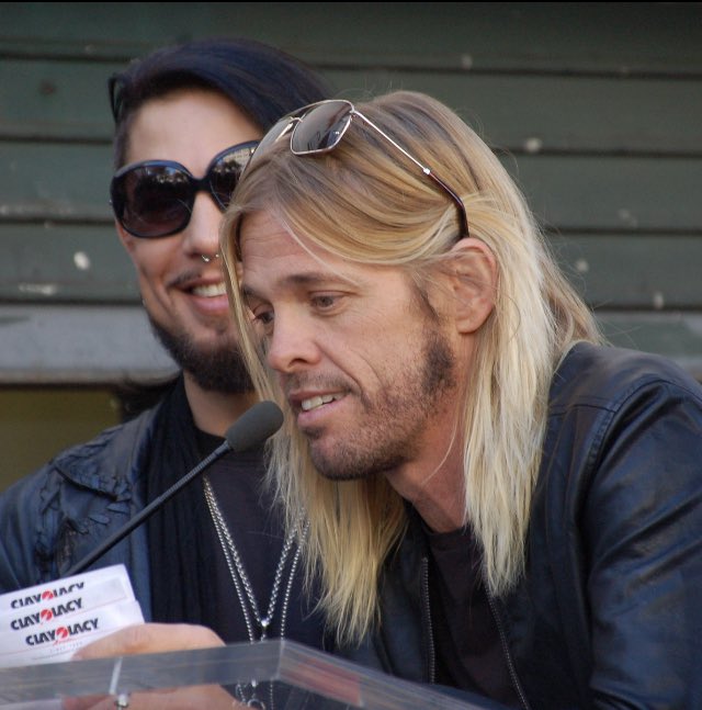 1SharonGraphics's tweet image. One of the fun days on the Hollywood Walk of Fame was at Jane's Addiction star ceremony. Taylor Hawkins was one of the speakers. What a sense of humor! After the ceremony he spent time chatting with the fans. 
Hearing of Taylor’s passing was very sad. May you Rest In Peace.