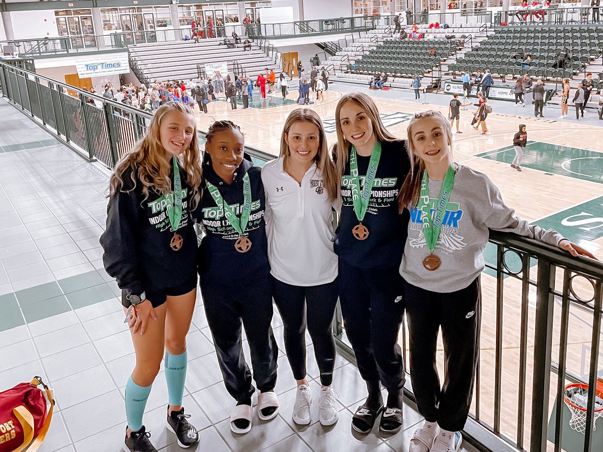 CoachSchultzy's tweet photo. So proud of these ladies for taking 5th in the 4x4 at the Illinois Indoor Championship! #PorterPride #ProudCoach @lthsathletics https://t.co/x6BTbjD7UJ