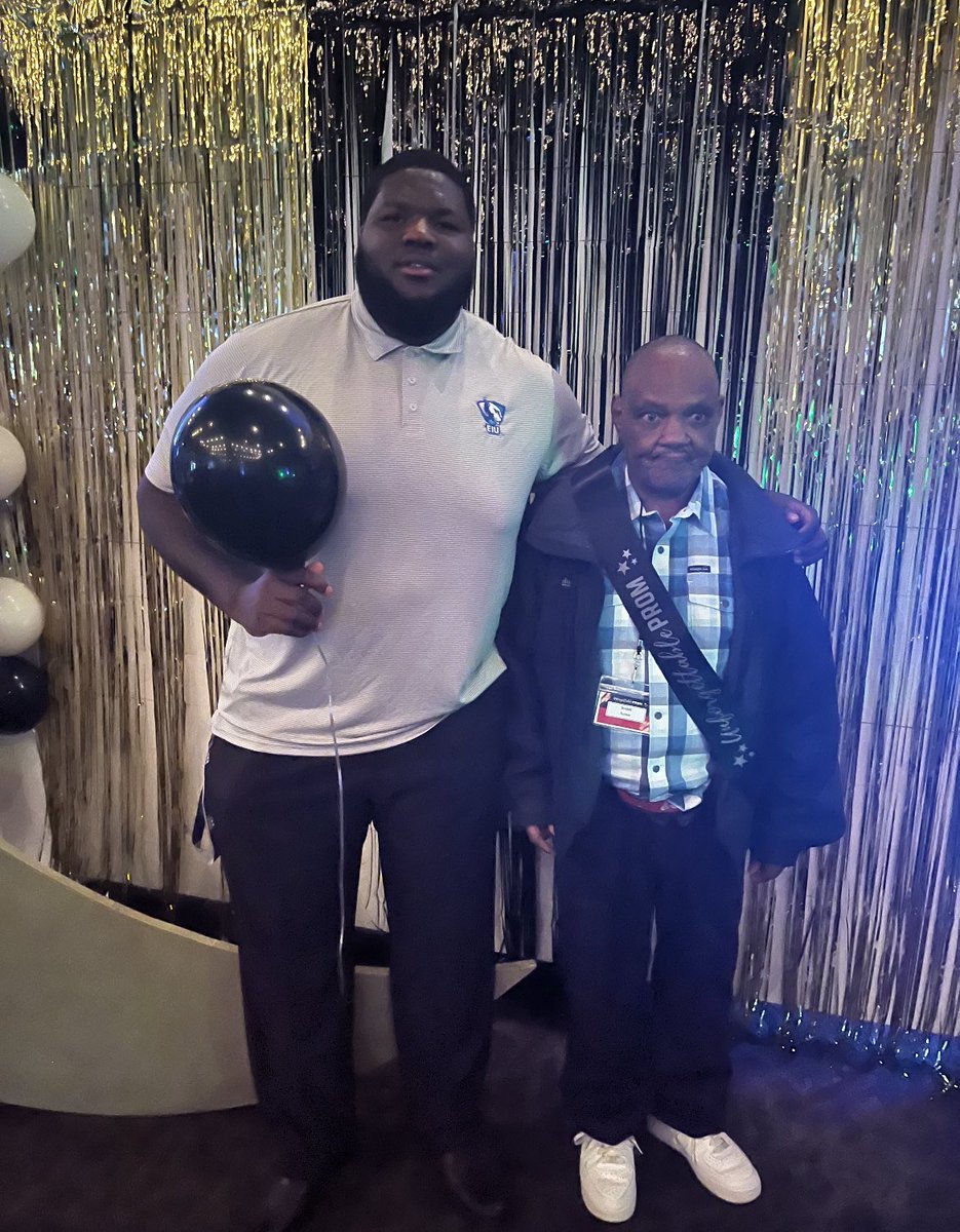 _CoachHoov's tweet photo. Proud of our guys going out of their way to serve our community at the “Unforgettable Night”, a prom for some truly unforgettable friends here in Charleston! 
Great to see @EIUPANTHERSMFB back in the community! 🔵⚪️🔵😢 https://t.co/UDq2DEuadD