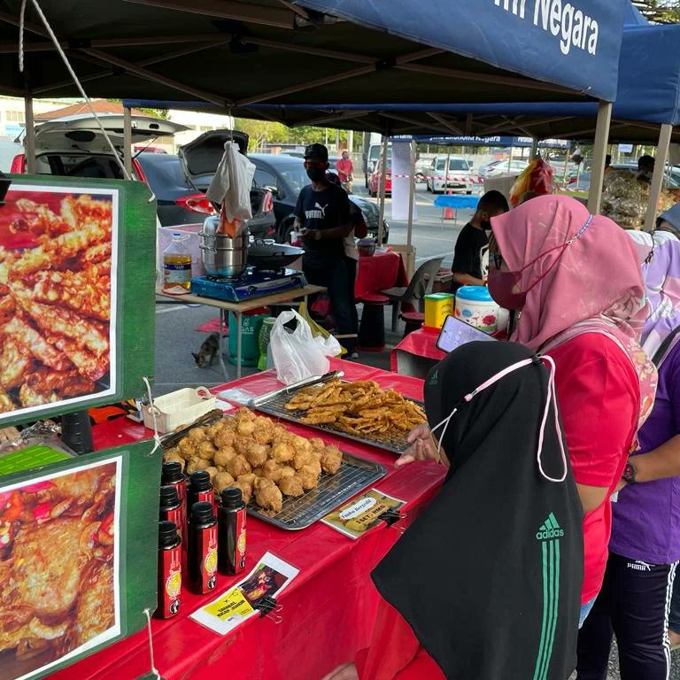 FAMASelangor's tweet photo. 27 Mac 2022 | Ahad | Sepang

Sedang berlangsung Program My Rakyat @ Tapak Parkir Pusat Penjaja Taman Putra Perdana, Puchong.

Pelbagai barangan keperluan yang boleh didapati disini.. Jom sama-sama kita menyokong produk usahawan tempatan.

#famadihatirakyat https://t.co/hjxi8JeOIQ