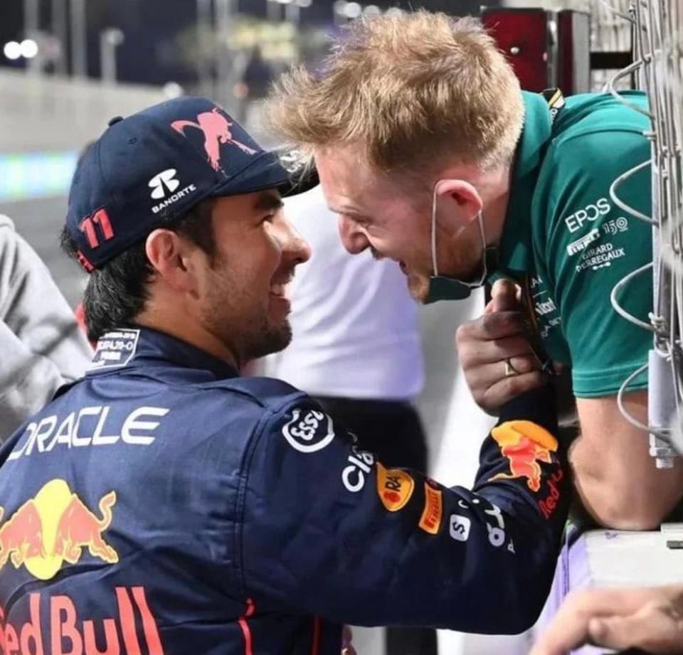 JorgeDialogante's tweet photo. Qué gran detalle de Checo celebrando con sus ex compañeros de Force India-Racing Point (hoy Aston Martin) su pole position #Checo #PolePosition #ChecoPole #SaudiArabianGP https://t.co/k4UiaQh0PO