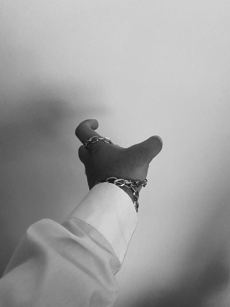 disfiguredbones's tweet photo. I have no idea what to post. So have my hands before I impulsively delete the post later https://t.co/8xPLk6kZX6