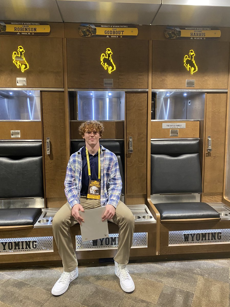 ItsCgleas's tweet photo. Had a blast out in Wyoming today, thank you @CoachTimWYO @CoachCBohl @WyoFBRecruiting https://t.co/4jX9HzXINt