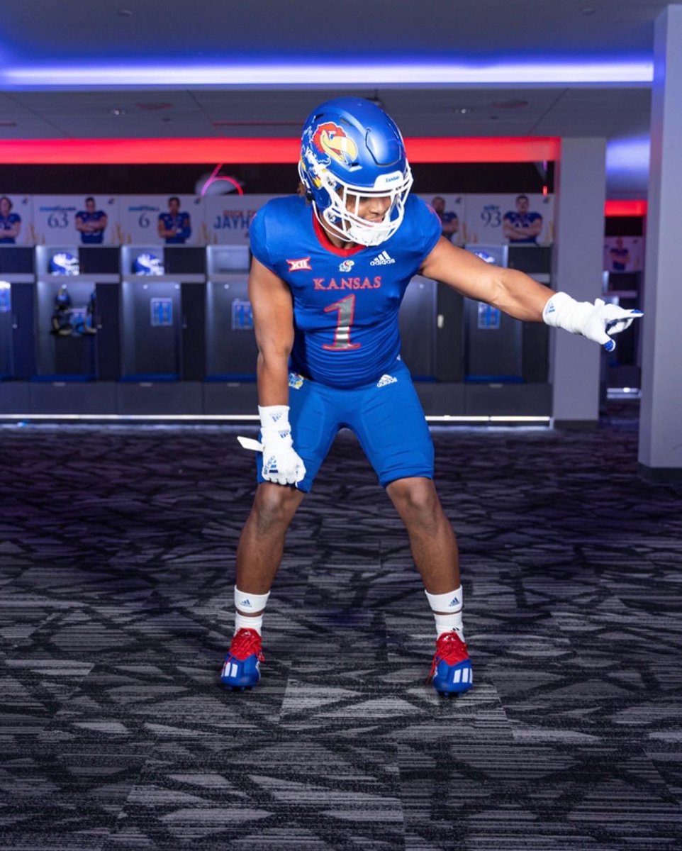 djjohnson232's tweet photo. Great visit at Kansas ! 💙❤️ #RockChalk @CoachBorland @CoachSimps @DutchtownFB1 https://t.co/edi80bvKEf
