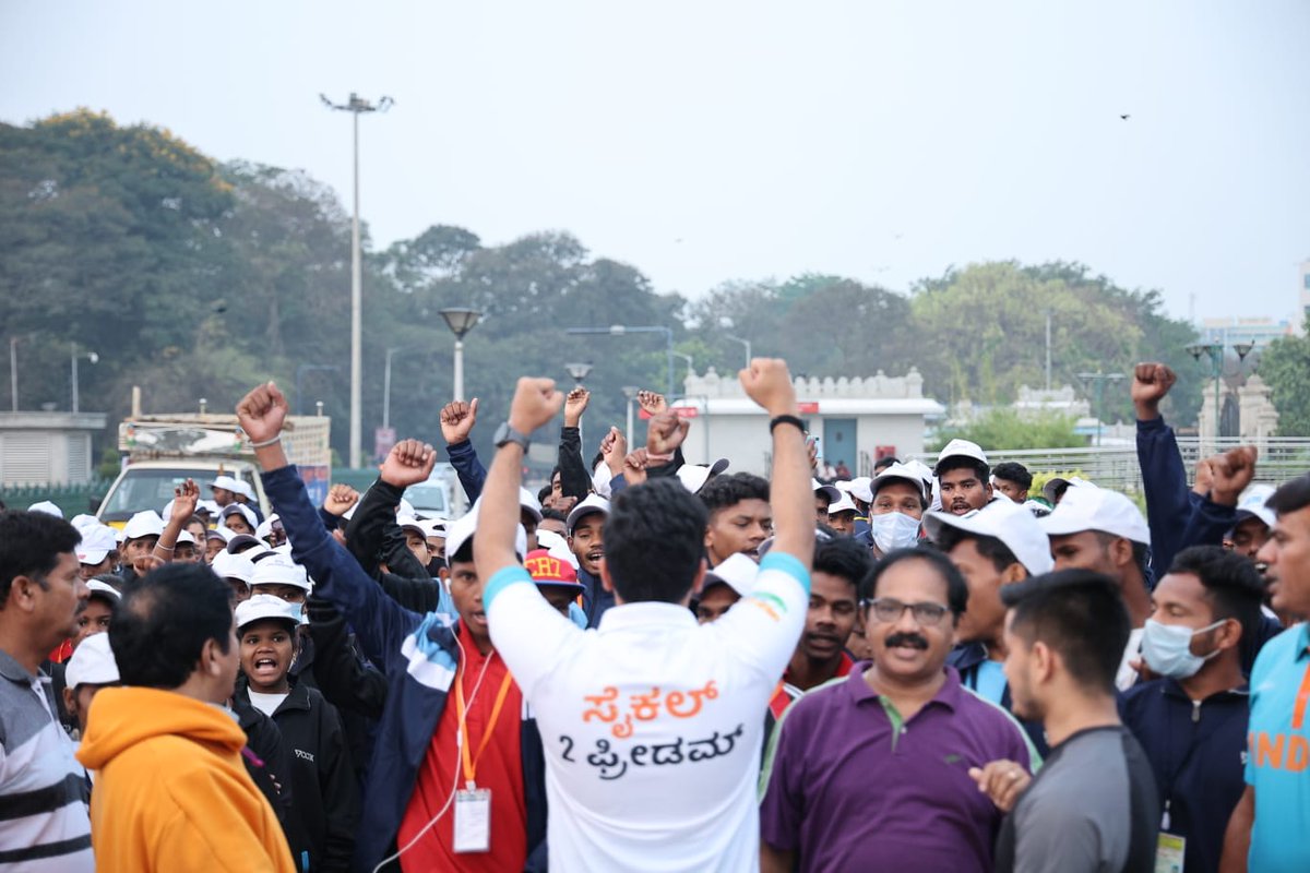 Tejasvi_Surya's tweet photo. #Cycle2Freedom ride to Kolar covering 75 km starts from Vidhana Soudha to mark #AzadiKaAmritMahotsav.
Padma Shri Awardee KY Venkatesh & Para Badminton Player Sri Anand & other eminent cyclists flagged off the ride.
Glad to see hundreds of young & experienced cyclists join us. https://t.co/q77DiWF91a