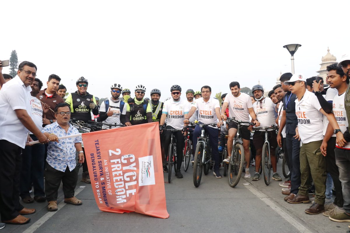 Tejasvi_Surya's tweet photo. #Cycle2Freedom ride to Kolar covering 75 km starts from Vidhana Soudha to mark #AzadiKaAmritMahotsav.
Padma Shri Awardee KY Venkatesh & Para Badminton Player Sri Anand & other eminent cyclists flagged off the ride.
Glad to see hundreds of young & experienced cyclists join us. https://t.co/q77DiWF91a