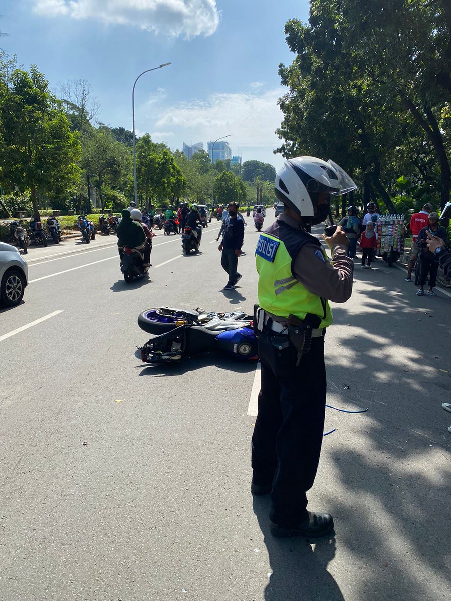 TMCPoldaMetro's tweet photo. 09.56 Kecelakaan Pemotor B 6747 WZA di Jl Medan Merdeka Selatan ( depan Balaikota DKI Jakarta ) , Saat ini Korban Kritis dan di berikan penanganan medis @agddinkesdkiJKT . https://t.co/29v4Gwx7np