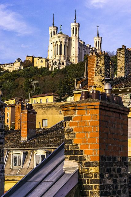 JeremyTate41's tweet image. In college my dad got a job transfer to Lyon, France. I would come out for Christmas and summer breaks and spend days wandering around old Lyon. I loved walking up the hill to Fourviere. Seemed harmless. I was totally unaware I was being drawn into the beauty of Catholicism.