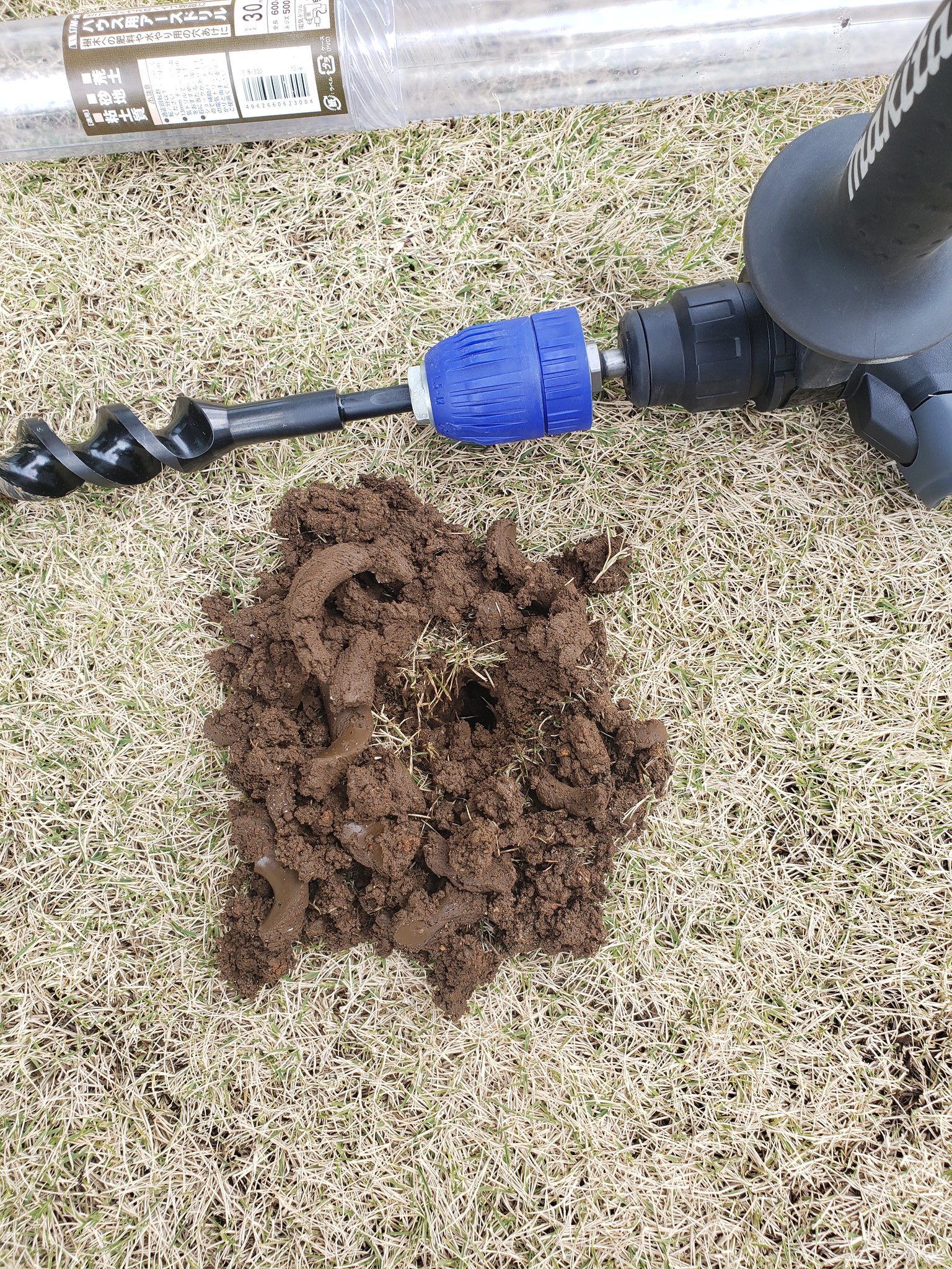 芝爺 5勤2農少し芝 とりあえず揃えてみた 爺は大穴ではなく深穴で 水捌け改善したい 芝 芝生 ドリルコアリング T Co Hyh3s6sa7e Twitter