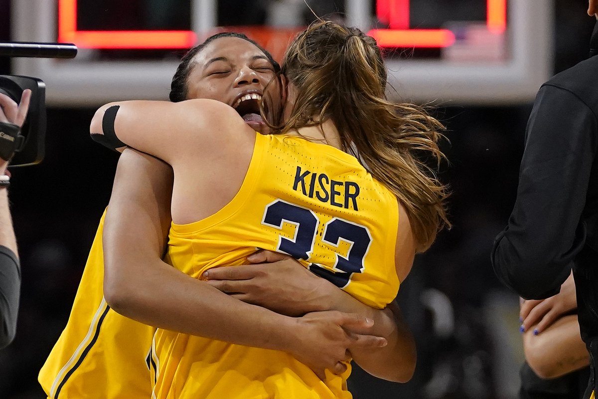 JeannaTrotmanTV's tweet photo. Pure Bliss, brought to you by @emilykiser_, @nazhillmon, and @amydilk.

AP Photo/Jeff Roberson https://t.co/NNRgIyaSv2