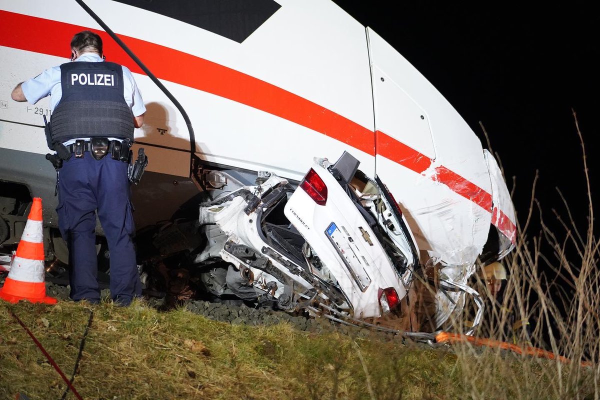 Mehrere Schutzengel bei Zugunglück im Landkreis Peine🚅👼🏻: ICE rast an Bahnübergang in PKW - Navigationssystem des PKW führt 46 jährige Fahrerin ins Gleisbett - Wir waren vor Ort.