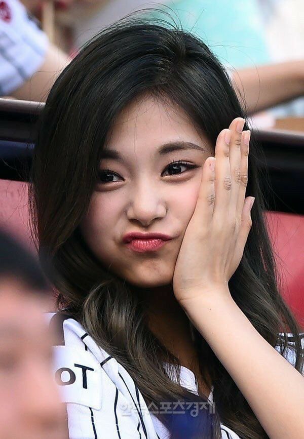 twice_tzuyu21's tweet photo. ほっぺたぷっくりツウィたんを共有したい💙🦌🐶
#TWICE  #TWICE4 #TZUYU #TZUYUxZOOC #ツウィ https://t.co/cHnIbZQrB4