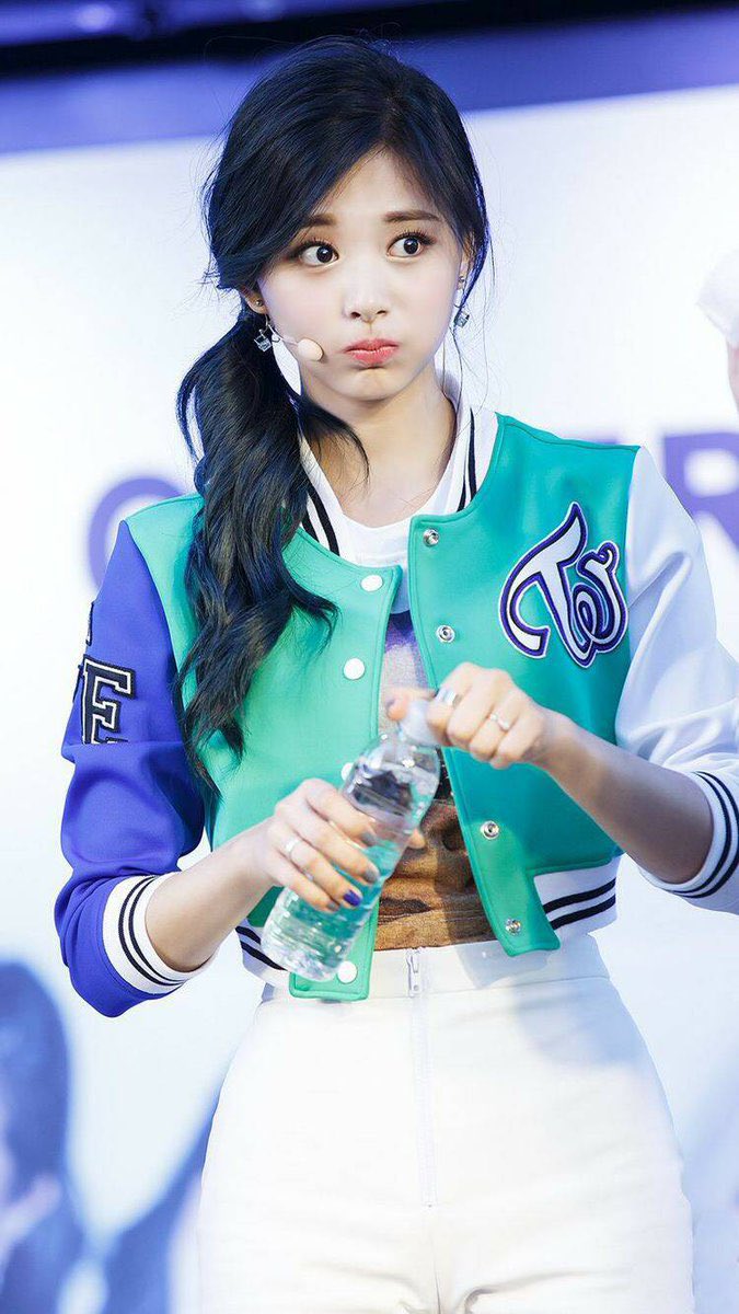 twice_tzuyu21's tweet photo. ほっぺたぷっくりツウィたんを共有したい💙🦌🐶
#TWICE  #TWICE4 #TZUYU #TZUYUxZOOC #ツウィ https://t.co/cHnIbZQrB4