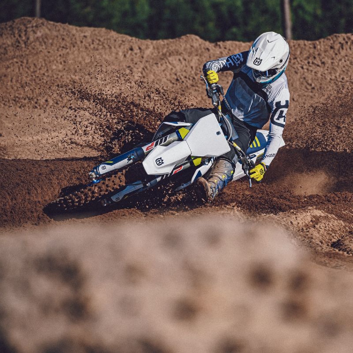 HQV_MotoUK's tweet photo. With the agility of a 250 and a 450-rivalling power-to-weight ratio, the Husqvarna FC 350 strikes a competitive balance between power and handling. It delivers to riders, no matter the experience or speed. Learn more at https://t.co/cl98EYTHdH
#HusqvarnaMotorcycles #FC350 https://t.co/SlC2aulU31