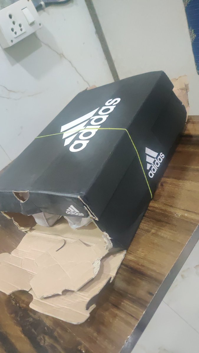 TheOccultNub's tweet photo. @AJIOLife this is how you pack a product? Unexpected. https://t.co/Gl3Re2scuz