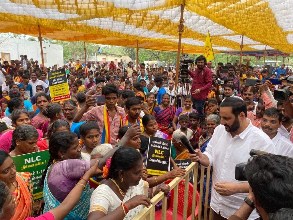 ArulmaniEr's tweet photo. நான் இங்கு அரசியல் செய்ய வரவில்லை  எம் மக்களின் வாழ்வுக்கு வழி செய்ய வந்துள்ளேன்
மருத்துவர் அன்புமணி இராமதாஸ் அவர்கள்...

#PMKAgainstNLCLandGrab #AnbumaniRamadoss #PMK #NLC https://t.co/hE7uPTOcPu