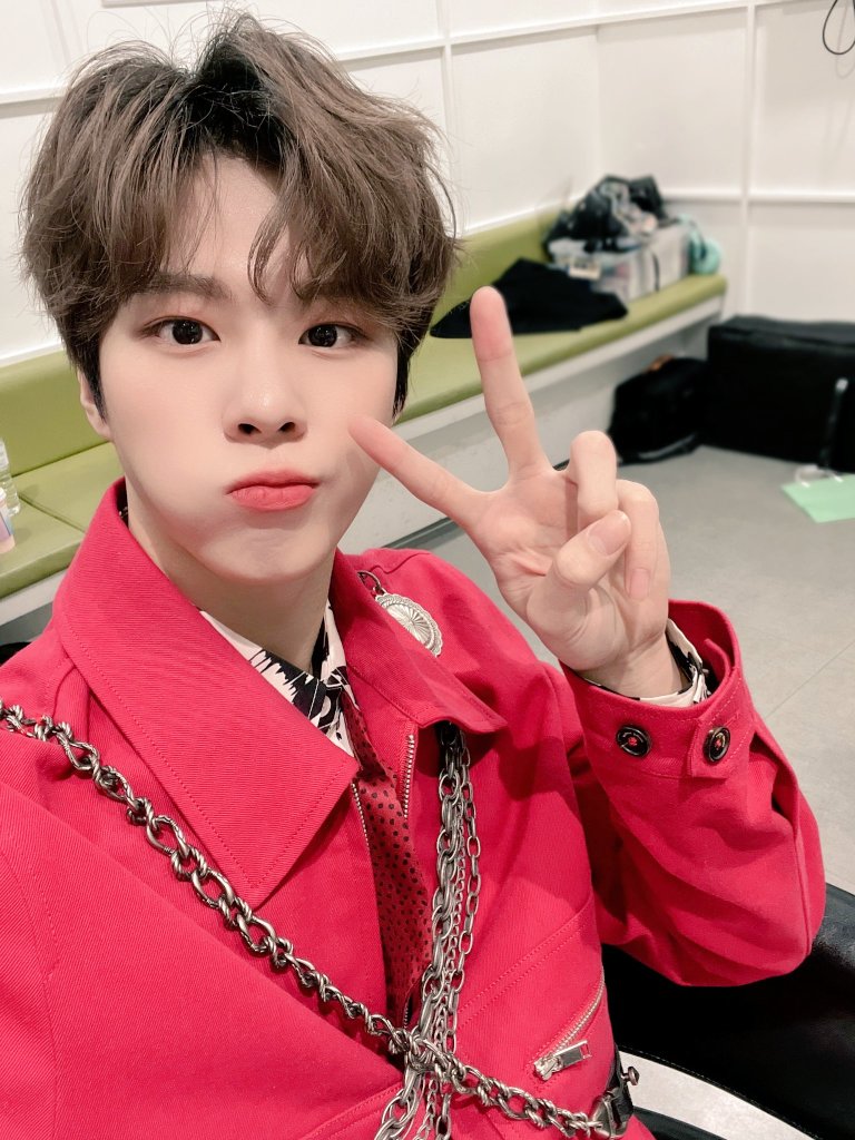 niania_961027's tweet photo. 얼굴이 다하고.
노래가 다하는.
팬위하는 마음이 다하는
1위가수 김우석
너의 팬이라 행복해💜🧡

#우석이는_언제나_스위치온
#Adieu_KimWooseok_Switch
#김우석 #KIMWOOSEOK #Switch https://t.co/LSki76U0jq