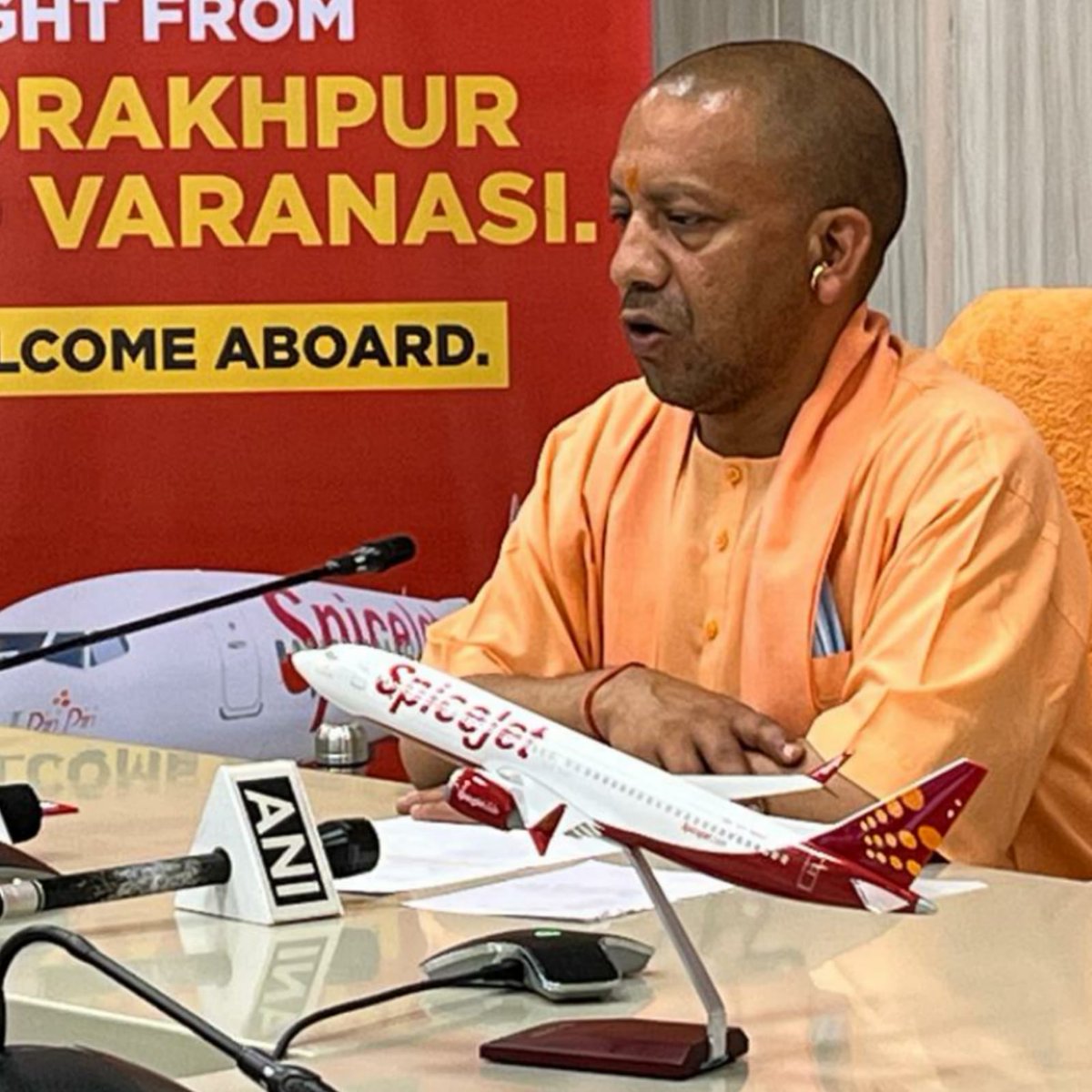 flyspicejet's tweet photo. #SpiceJet introduces exclusive direct flight from #Gorakhpur to #Varanasi. The flight was inaugurated by Hon'ble Chief Minister of UP, Shri @myogiadityanath, Shri @JM_Scindia, Hon'ble Union Minister MOCA & Smt @ushapadhee1996, JS, MOCA with our CMD Mr #AjaySingh. #FlyWithSpicejet https://t.co/YoB44cTDrS