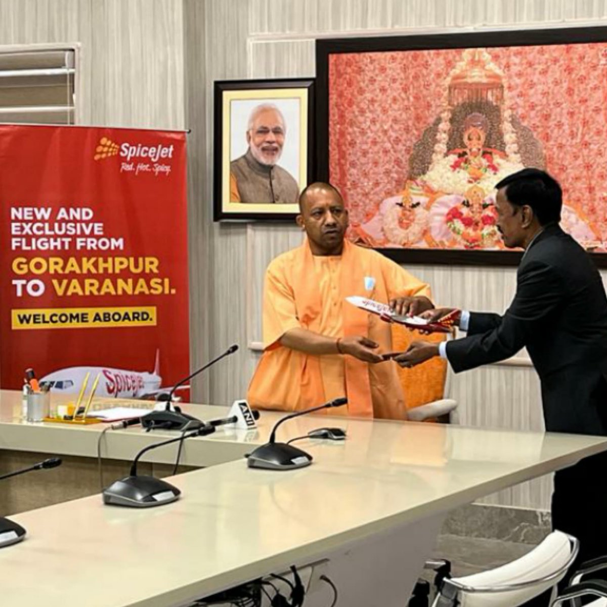 flyspicejet's tweet photo. #SpiceJet introduces exclusive direct flight from #Gorakhpur to #Varanasi. The flight was inaugurated by Hon'ble Chief Minister of UP, Shri @myogiadityanath, Shri @JM_Scindia, Hon'ble Union Minister MOCA & Smt @ushapadhee1996, JS, MOCA with our CMD Mr #AjaySingh. #FlyWithSpicejet https://t.co/YoB44cTDrS