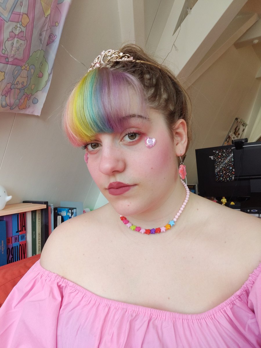 honeyplummm's tweet photo. The birthday look of yesterday!!! With my renewed rainby bangs! 🌈🌈🌈
💕
#birthday #birthdaygirl #ootd #look #rainbow #rainbowbangs #princess #tiara #outfit https://t.co/8TvjMFbaSg