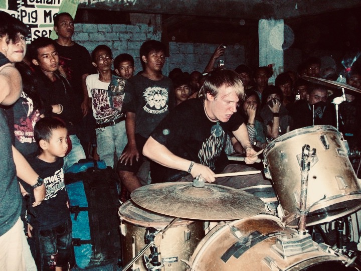 Narcolaptic's tweet photo. NARCOLAPTIC Indonesien Tour 2010 (Parung)
#narcolaptic #punk #rock #band #punkrock #music #tour #indonesia #parung #java #guitar #südostasien #skatepunk #hamburg #gig #live #alternative #ska #southeastasia #bass #drum #sound #indonesien #nrc https://t.co/jzwcHpSTne