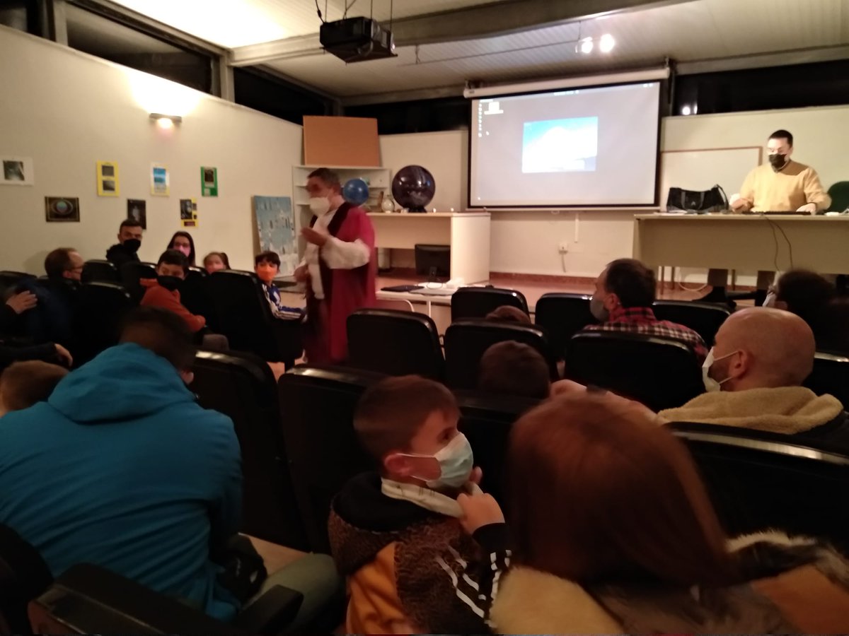 "El pasado viernes volvimos a reunirnos con nuestros amigos de la asociacion leonesa de astronomía, y aunque las ☁☁ no nos dejaron ver las estrellas, disfrutamos muchisimo con Galileo Galilei"