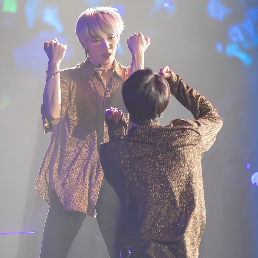 คนน้องกำมักนุ่มนิ้มมากส่วนคนพี่ต่อยกุติดข้างฝา