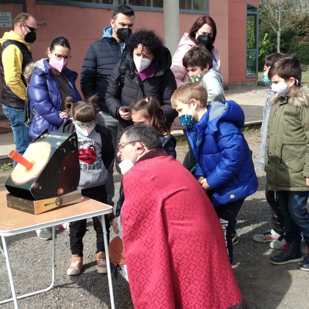 Que día nos hizo el sábado!! Con el telescopio newtoniano pudimos observar el sol y nos divertimos mucho realizando un reloj solar, gracias de nuevo a la asociacion leonesa de astronomía por acercarnos a las 🌟 y al ☀.