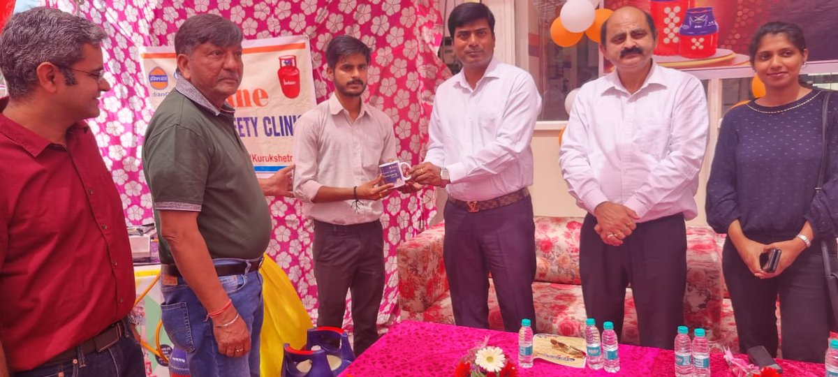 Karnal_AO_IOCL's tweet photo. Celebration of Indane Composite Cylinder’s first birthday in Kurukshetra in presence of DLH,KIDO.Cake cutting,issuance of new composite connections to customers ,gift distributions to delivery staff @ChairmanIOCL @DirMktg_iocl @Surjeet_Lamba @Bohrashyam2 @IndianOilcl @DelhiIocl https://t.co/nEZswKsppD