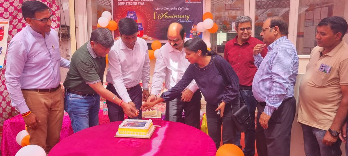 Karnal_AO_IOCL's tweet photo. Celebration of Indane Composite Cylinder’s first birthday in Kurukshetra in presence of DLH,KIDO.Cake cutting,issuance of new composite connections to customers ,gift distributions to delivery staff @ChairmanIOCL @DirMktg_iocl @Surjeet_Lamba @Bohrashyam2 @IndianOilcl @DelhiIocl https://t.co/nEZswKsppD