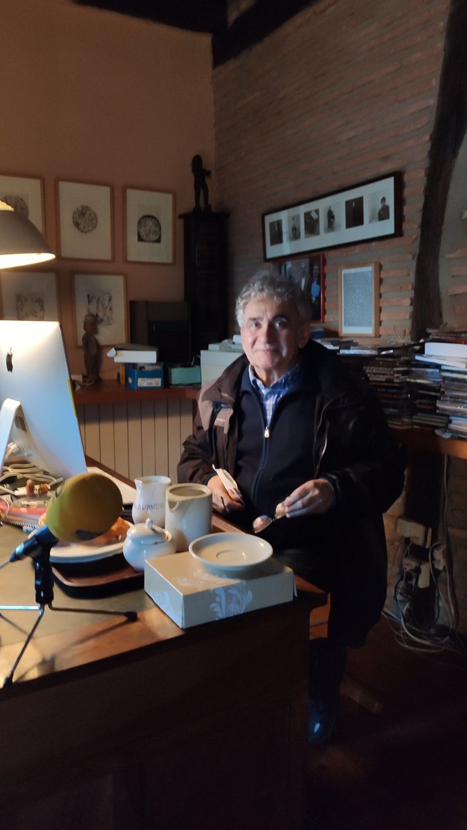 Hoy nos ha invitado a desayunar Bernado Atxaga en su casa de Obaba, hemos conversado y paseado por su universo mágico <a href="/Avivir/">A vivir</a> qué lujo tan grande