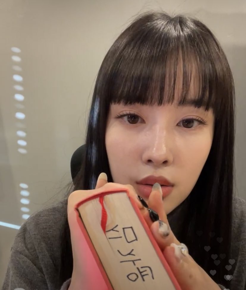 rocolovesyoon's tweet photo. 책에 떡하니 자기 이름 적어놨네 아 https://t.co/WzmpbuPDfR