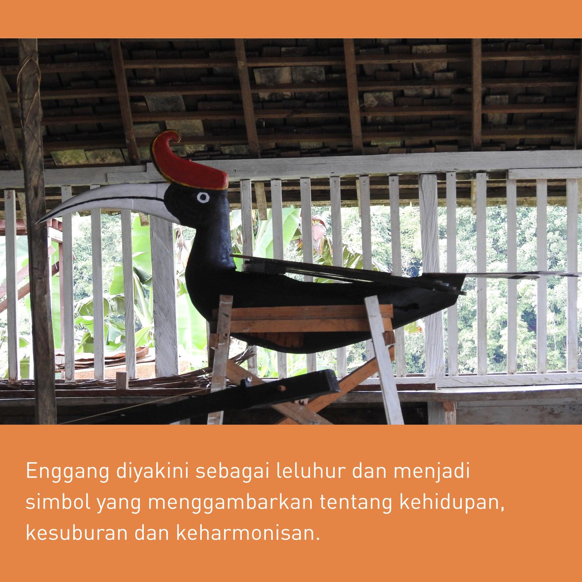 rangkongID's tweet photo. Rangkong atau enggang adalah makhluk sakral yang memiliki nilai spiritualitas adat sangat tinggi bagi beberapa Subsuku Dayak di Kalimantan.

Pernahkah kamu menemukan ornamen berunsurkan enggang di sekitarmu? Ceritakan di bawah ya!

#RangkongID #Enggang #Budaya #Kalimantan https://t.co/nB04EzKkoW