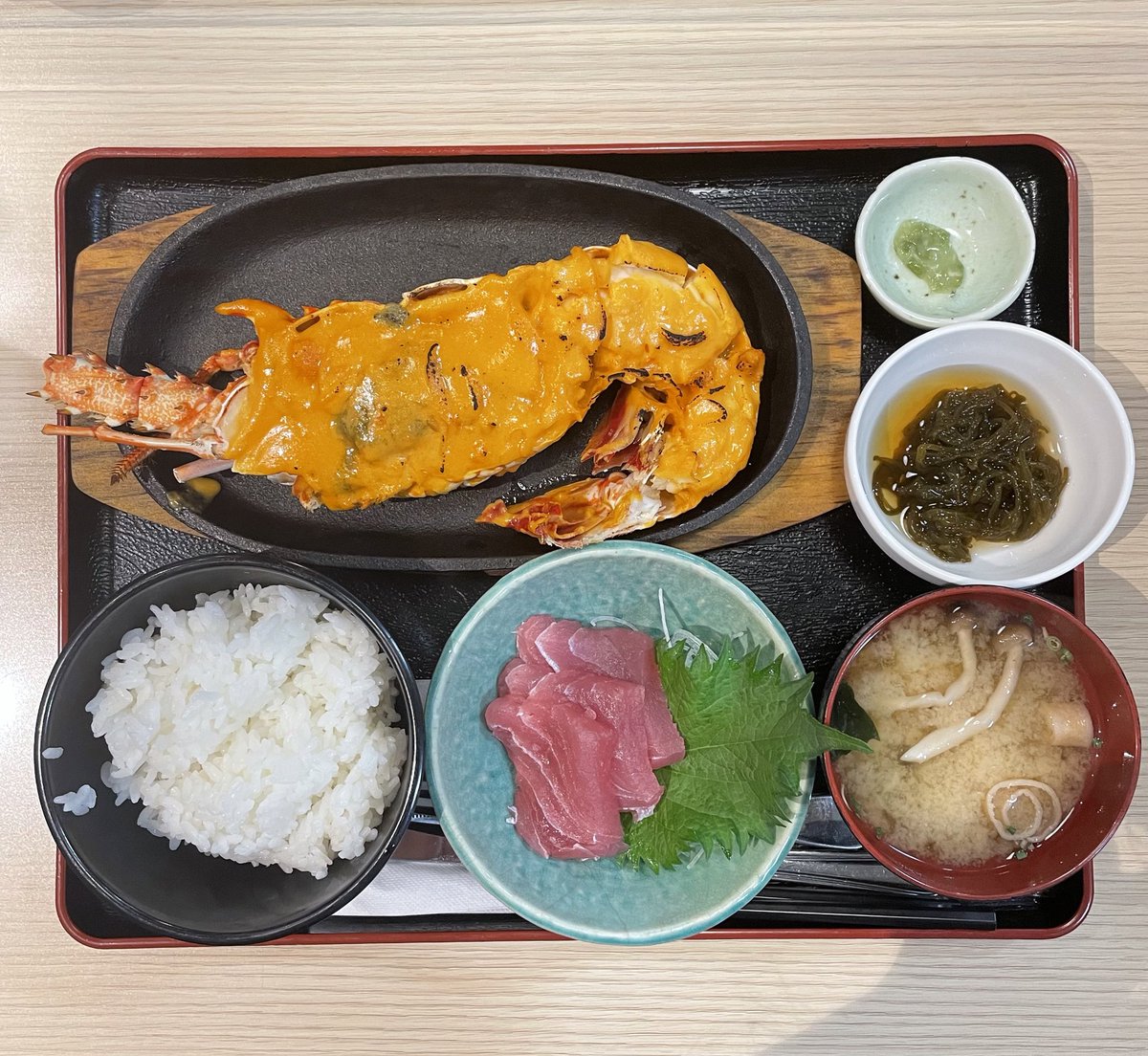 asuko_0809's tweet photo. マグロ丼かロブスターかめちゃくちゃ迷った😌
#みーかがん食堂 https://t.co/RQDo6qT00h