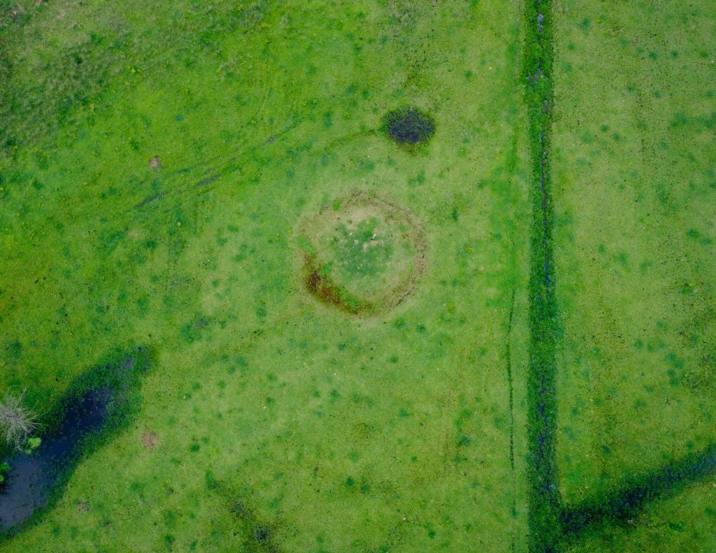 This is a recent aerial photograph of the 1st green at Kameruka. Originally there were bunkers left and right on approach and a man made drainage channel which can be seen running parallel to the hole down the right. You can also see the remains of the left bunker.