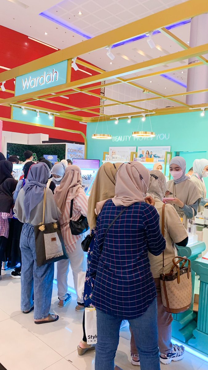 femaledaily's tweet photo. Good morning!

Hari ini hari terakhir #SurabayaXBeauty2022 jangan sampai ketinggalan daripada nyesel 😆❤️❤️❤️✨✨😆

Masih pagi tapi terpantau ramai di booth @wardahbeauty @JoylabBeauty @msbb_id @Glowlabsid 🥰 https://t.co/pwG34jFDM8