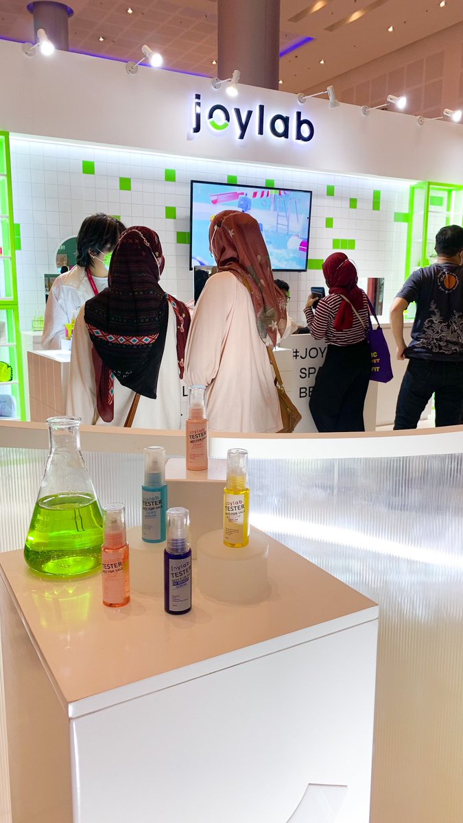 femaledaily's tweet photo. Good morning!

Hari ini hari terakhir #SurabayaXBeauty2022 jangan sampai ketinggalan daripada nyesel 😆❤️❤️❤️✨✨😆

Masih pagi tapi terpantau ramai di booth @wardahbeauty @JoylabBeauty @msbb_id @Glowlabsid 🥰 https://t.co/pwG34jFDM8