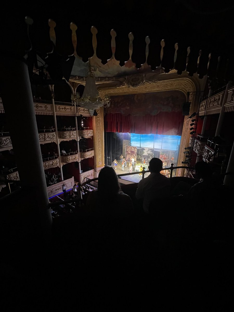 climacocs16's tweet photo. Fui a ver @SLEBmusical, felicidades a cada ser humano Q forma parte de esta gran producción, la manera en la que cuentan nuestra historia es muy buena, lograron sacarme risas y lágrimas, el Q ama la historia de este país puede saber el sentimiento q tengo. Felicidades @deobaldia https://t.co/Izt58Nc041