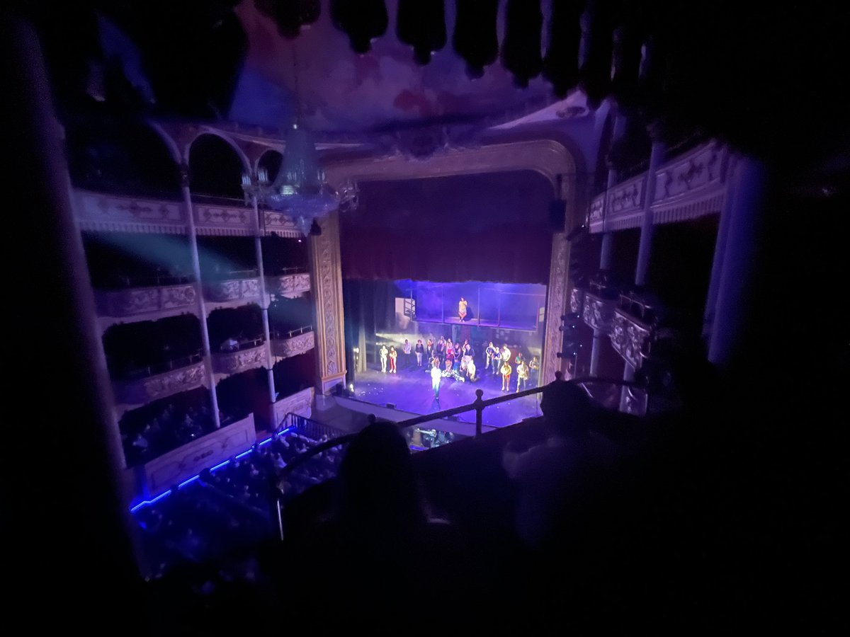 climacocs16's tweet photo. Fui a ver @SLEBmusical, felicidades a cada ser humano Q forma parte de esta gran producción, la manera en la que cuentan nuestra historia es muy buena, lograron sacarme risas y lágrimas, el Q ama la historia de este país puede saber el sentimiento q tengo. Felicidades @deobaldia https://t.co/Izt58Nc041