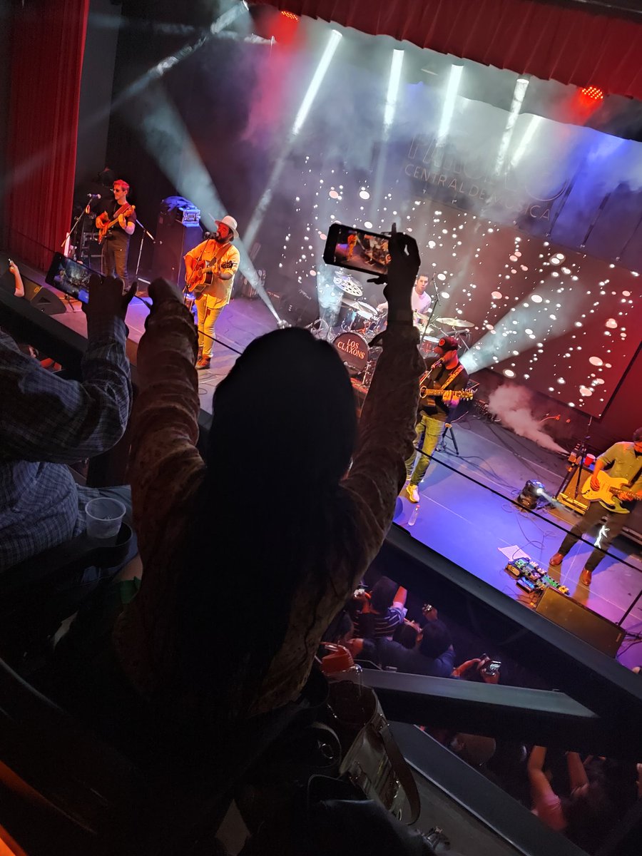 ElMaparche's tweet photo. Raza, no sean igual de nefastos que esta morra. Ve a disfrutar el pendejo concierto! (en mi caso, yo fui de acarreado de mi domadora) #losclaxons  #claxons #leon #Guanajuato https://t.co/ujPAHJBzFi