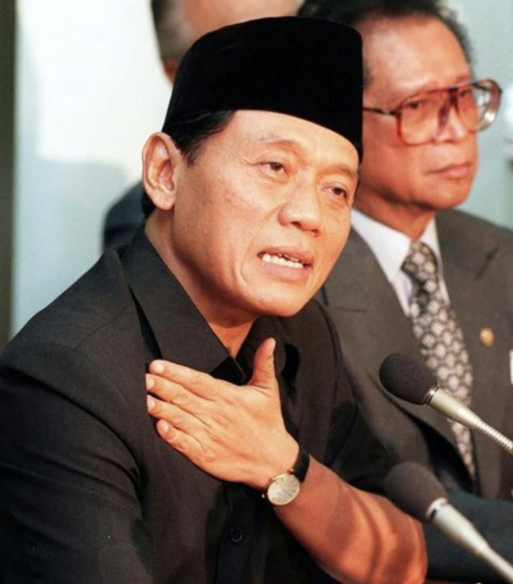 Harmoko

Melihat melambungnya harga minyak minyak goreng dengan dicabutnya HET (Harga Eceran Tertinggi)  dan diumumkannya bahwa negara telah kalah dengan kartel oleh Menteri Perdagangan di depan DPR membuat ingatan banyak orang Indonesia melayang pada Harmoko.