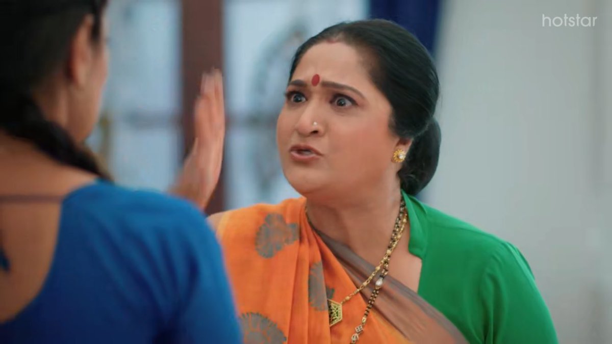 smallmethebest's tweet photo. What a change?! From “Shaadi karlo” to “Main Shaadi nahi hone dungi”…
Waise Ba said “is umar mein sirf mard ki shaadi hoti hai…” toh woh “mard” kisse shaadi karta hai?
1. Apne se half age ki ladki se?
2. Same age ke kisi aur “mard” se?
 #AnujKapadia #Anupama #Anupamaa #MaAn https://t.co/I4XtInV5Aq