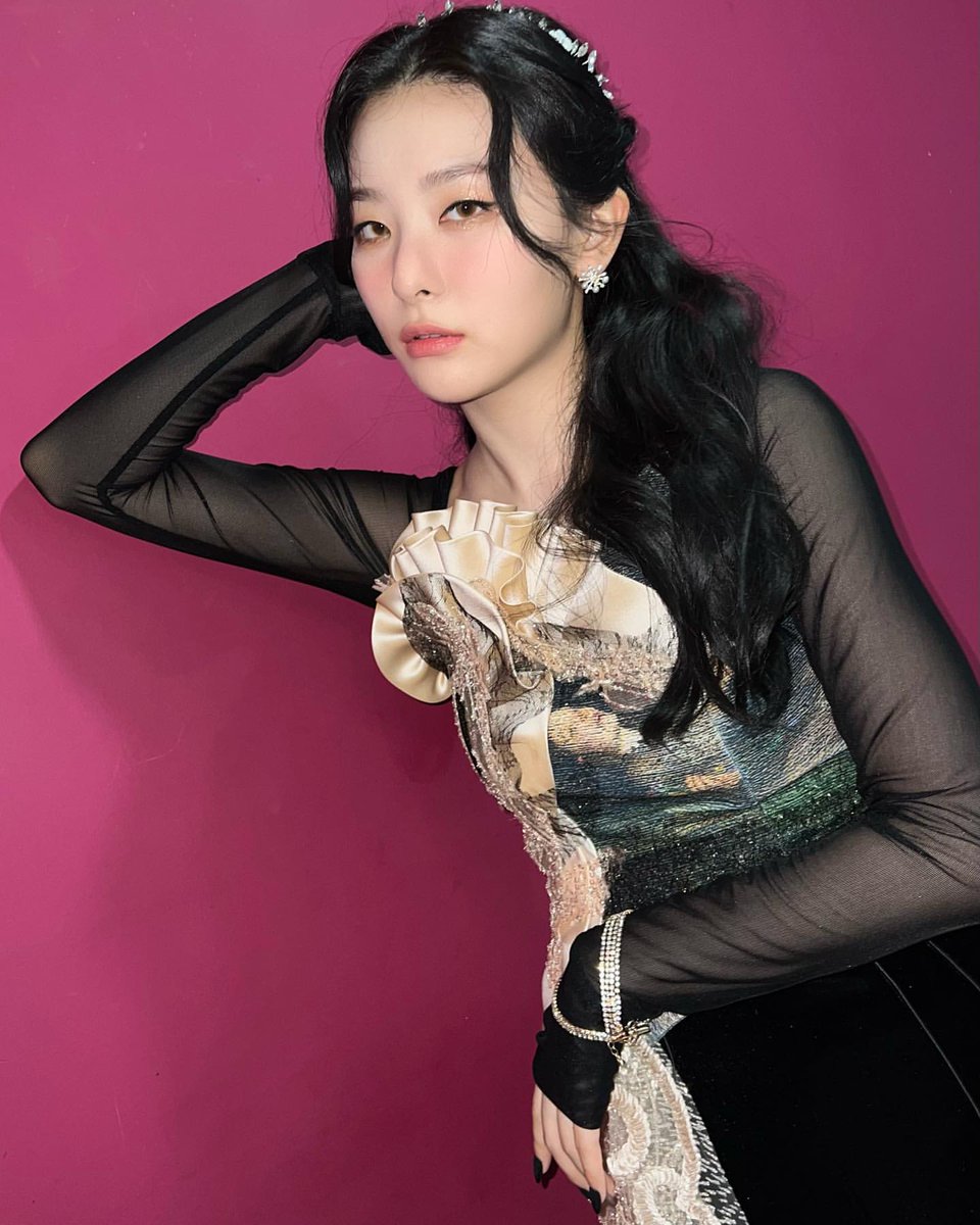 RV_SeulgiK's tweet photo. 음중 빨간 벽지👍👍 https://t.co/O5m9IQm9NM https://t.co/5kWgJYVVmR