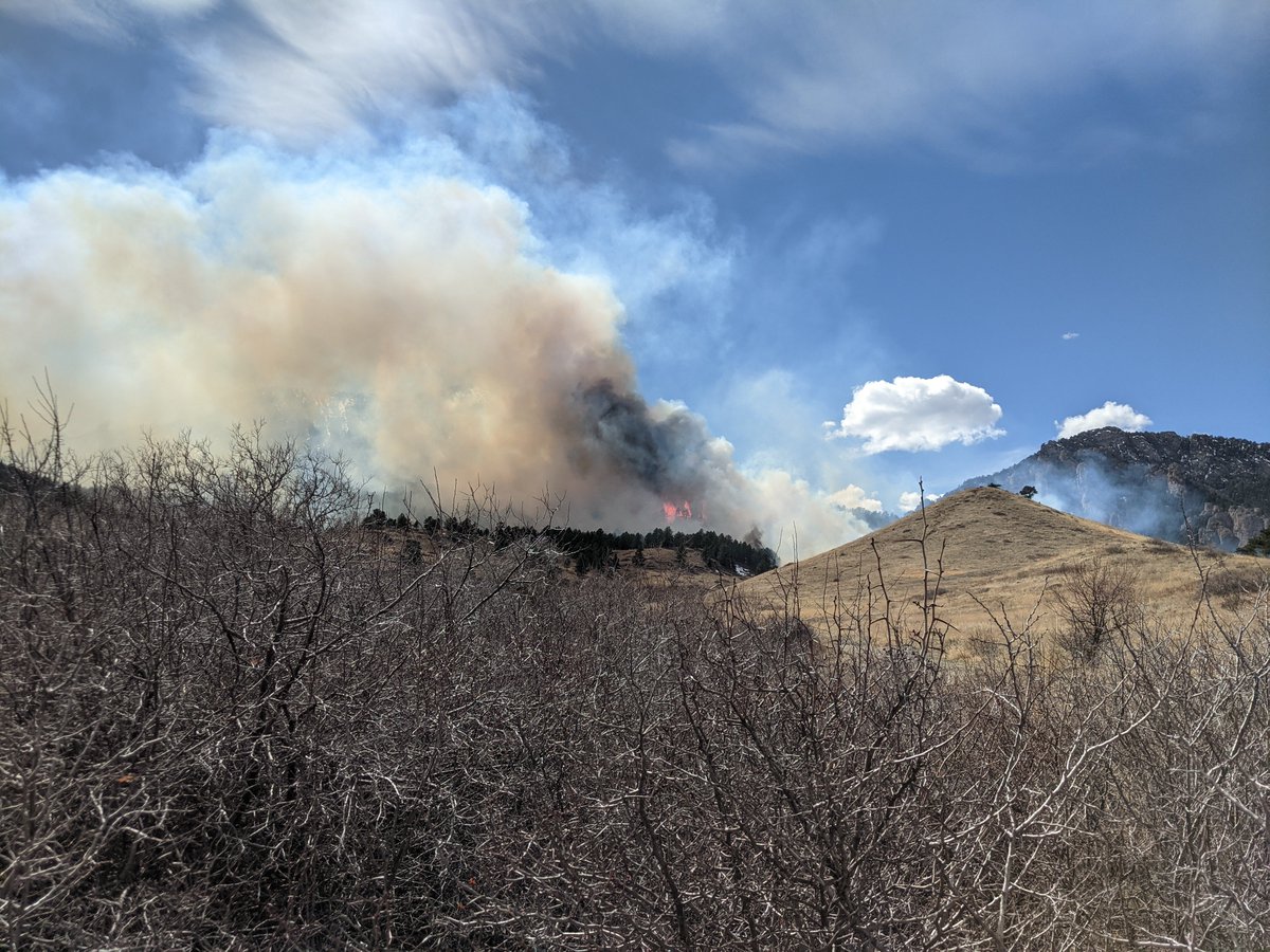 Scary how fast the #NCARFire grew. We were hiking on Bear Canyon and took these photos at 2:03pm (left, from the trail) and 2:27pm (right, from the trailhead after running back down the trail). When we called 911 at 2:03, they were already aware of the fire.