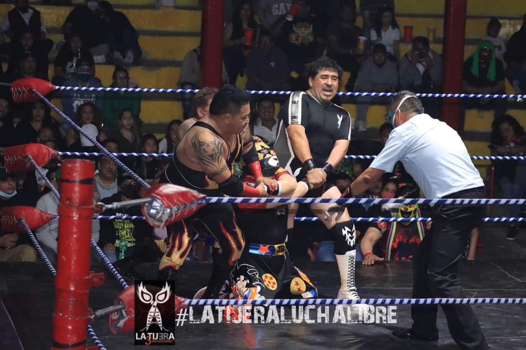 LaTijeraLucha's tweet photo. En una lucha con mucha nostalgia,el bando técnico #SuperPinocho, #SuperMuñecoJr y #ChuchoElRoto logran salir con la mano en alto al venir de atrás para doblegar a #MrCondor #ElGallego y #RickyBoy;al final hay retos #ReyDeLosPayasos contra de #RomanoGarcia y #Gallego, pero... https://t.co/nUVDtKd4rC