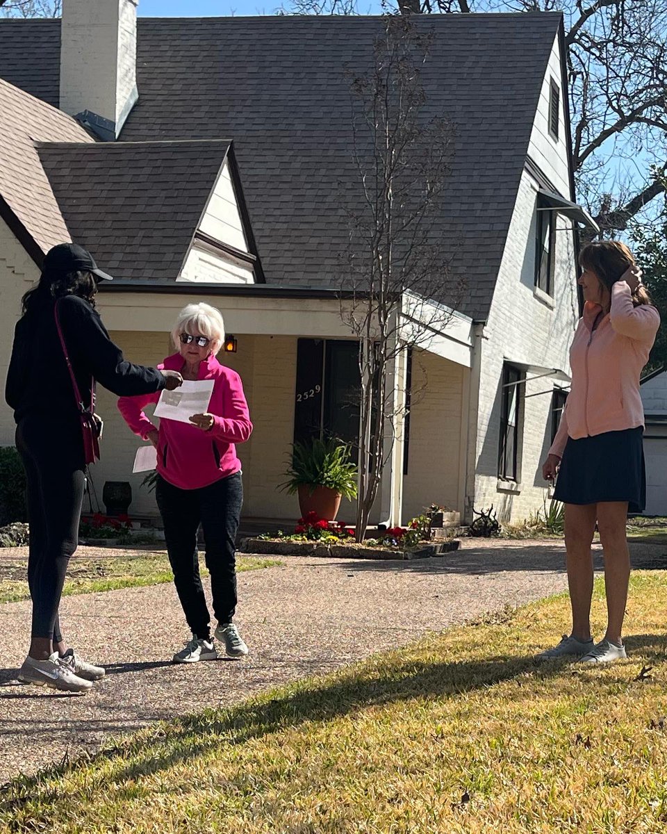 kashmovement1's tweet photo. Shoutout to these Killas for joining the brand in passing out flyers to members of the TCU Community to raise awareness and collect donations for Killa’s Kloset: A Business professional, semi-formal, and formal clothes drive for high school students! #kashmovement ✨ https://t.co/bKJMqokc4k