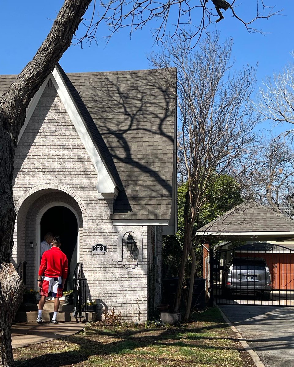 kashmovement1's tweet photo. Shoutout to these Killas for joining the brand in passing out flyers to members of the TCU Community to raise awareness and collect donations for Killa’s Kloset: A Business professional, semi-formal, and formal clothes drive for high school students! #kashmovement ✨ https://t.co/bKJMqokc4k