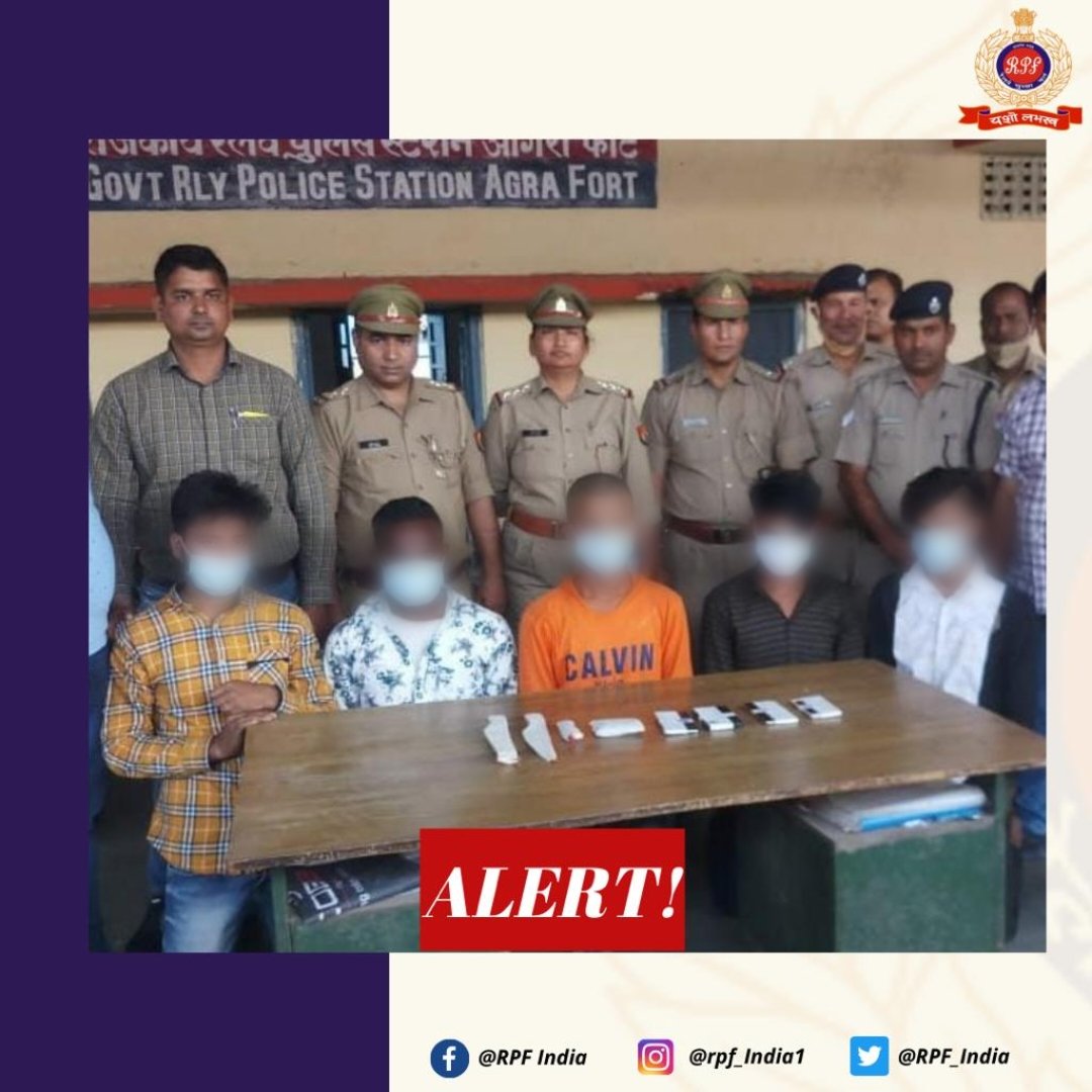 RPF_INDIA's tweet photo. Five dacoits who looted passengers at knife point nabbed by #RPF and GRP at Agrafort with seizure of deadly weapons. We have launched #OperationYatriSuraksha to make rail travel safe.
#SentinelsOnRail
@RailMinIndia @AshwiniVaishnaw @sanjay_chander @upgrp_hq https://t.co/0RKgaSAjnp