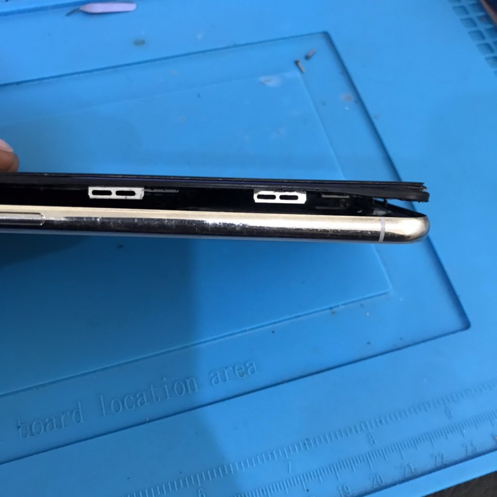hardcorerepair's tweet photo. IPhone X pregnant battery cause green line on screen repaired @hardcorerepair clean fix #hardcorerepairs https://t.co/2k6c1WSMS1