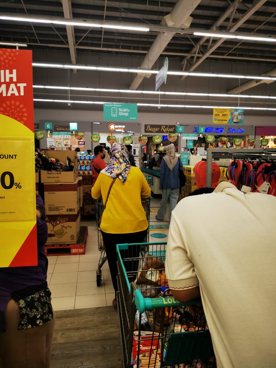 Supposedly an express scan and shop lane. Shouldn't there be 2 persons - one for payment and another to check the receipt? Lotus Setia Alam